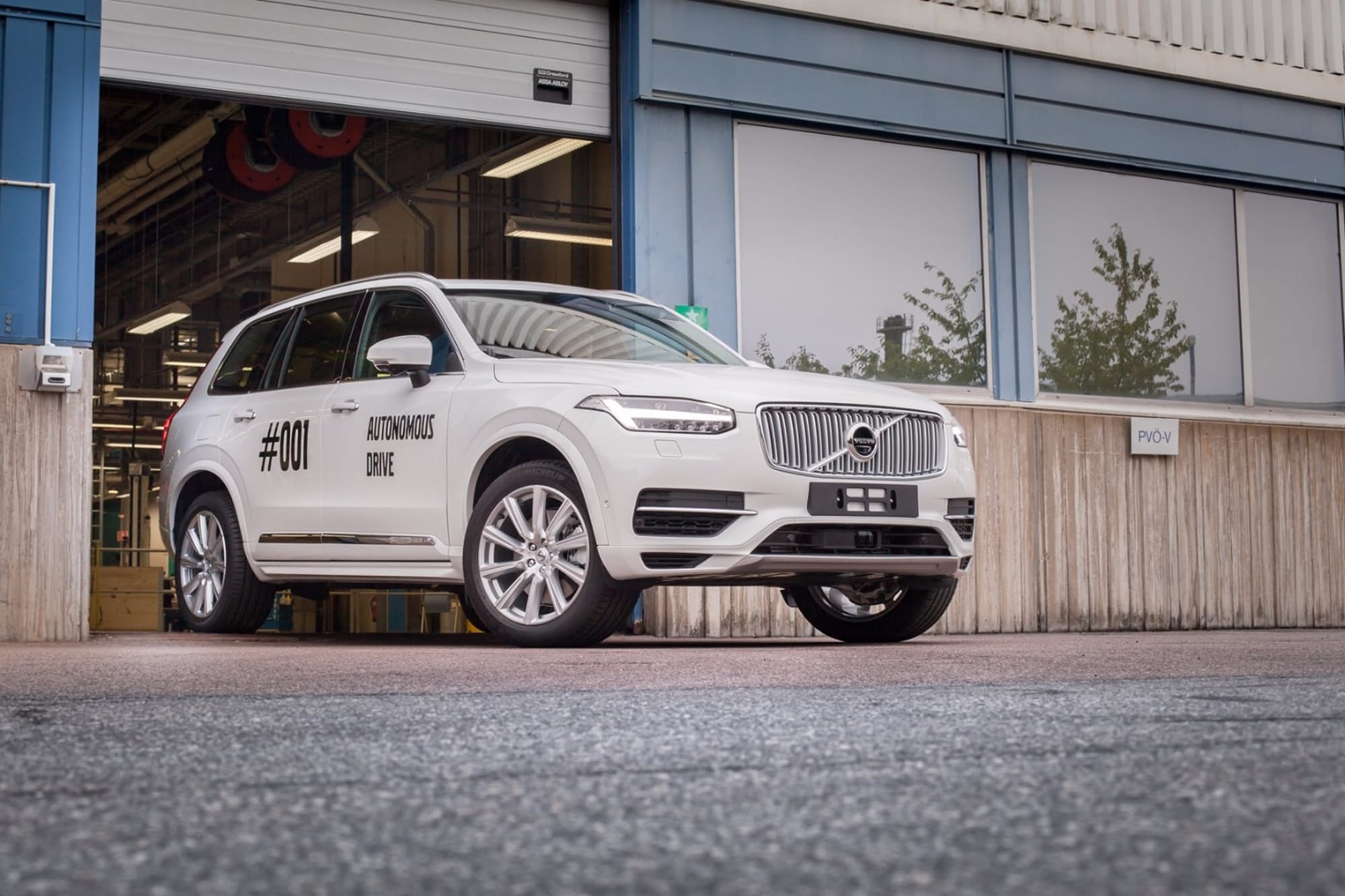 Volvo autonomous car source: www.ubergizmo.com